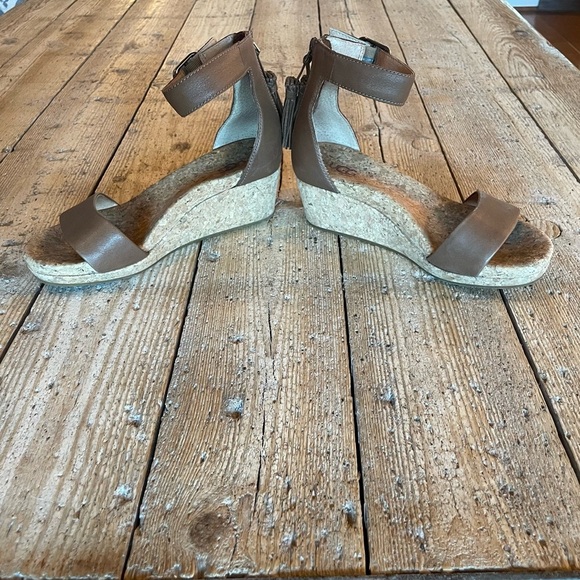 UGG Zoe Wedge Sandals Brown Leather Size 6 - Picture 4 of 10